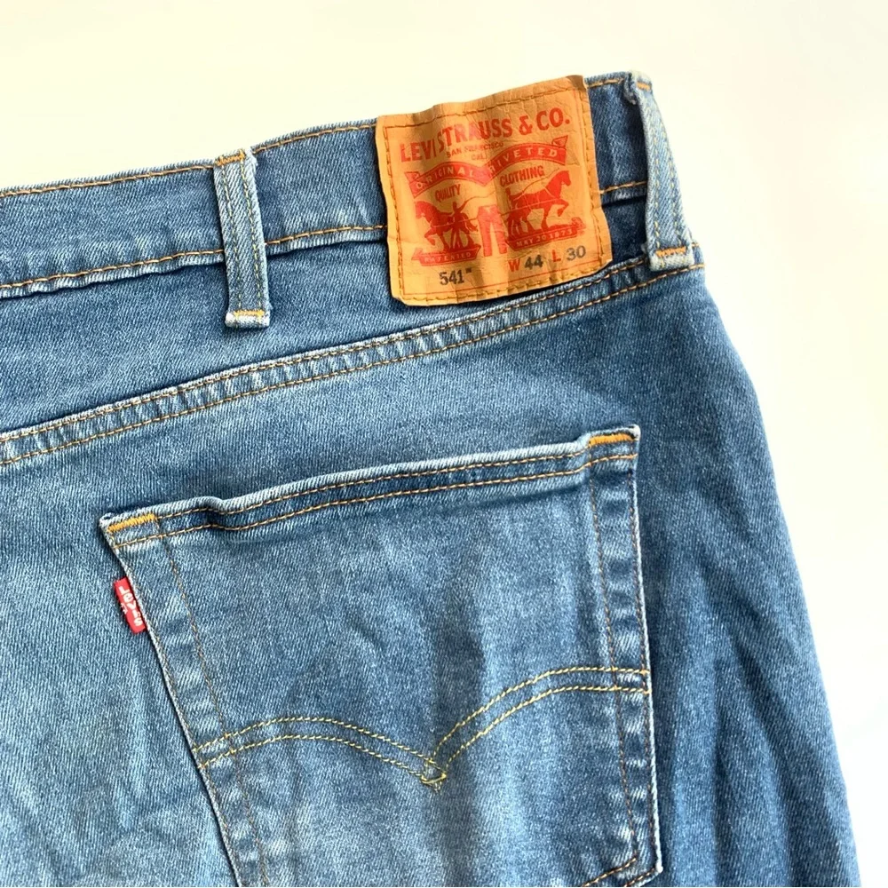Levi's Men's 541  Medium Wash Athletic Taper Leg Jeans Size 44 x 30